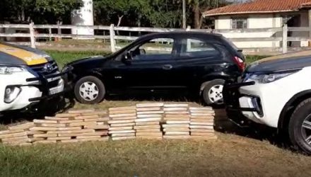 Veículo com casal e três crianças foi abordado na SP-294 com quase 70 quilos de maconha escondidos na lataria. Foto: DIVULGAÇÃO