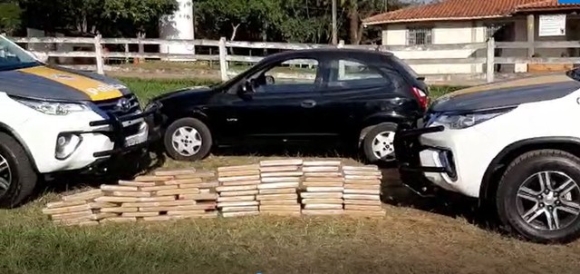 recolhida MIL NOTICIAS/Agência Fotos: DIVULGAÇÃO/PM Veículo com casal e três crianças foi abordado na SP-294 com quase 70 quilos de maconha escondidos na lataria. Foto: DIVULGAÇÃO