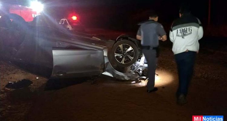 Motorista do Civic (blusa branca), não sofreu ferimentos e permaneceu pelo local. Foto: MANOEL MESSIAS/Mil Noticias
