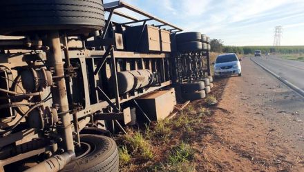 nformações levantadas, no local do acidente apontam que a carga transportada era de proteína bovina, e pesou 28 toneladas, alcançando o valor total de R$170 mil reais.Foto: Fábio Campos/Rádio Caçula.