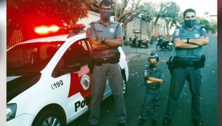 Pequeno ENZO, de apenas 5 anos, já é fã da Polícia Militar e realizou seu sonho. Foto? DIVULGAÇÃO/PM.