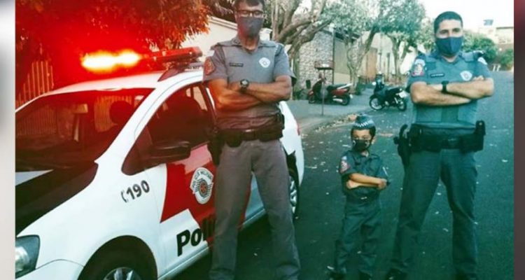 Pequeno ENZO, de apenas 5 anos, já é fã da Polícia Militar e realizou seu sonho. Foto? DIVULGAÇÃO/PM.