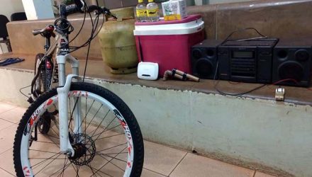 Foram recuperados 1 botijão de gás, 1 aparelho de som, 1 roteador, 2 corotes de pinga, 6 maços de cigarro palheiros, 1 caixa térmica e 1 bicicleta da marca KAPA (furtada por ele em data anterior). Foto: DIVULGAÇÃO/PM