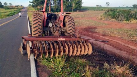 Acidente entre trator e motocicleta deixou uma vítima fatal, em Presidente Prudente — Foto: Polícia Militar