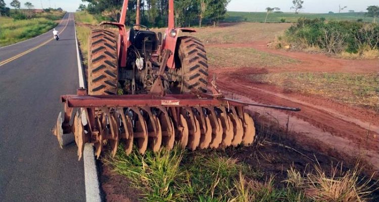 Acidente entre trator e motocicleta deixou uma vítima fatal, em Presidente Prudente — Foto: Polícia Militar