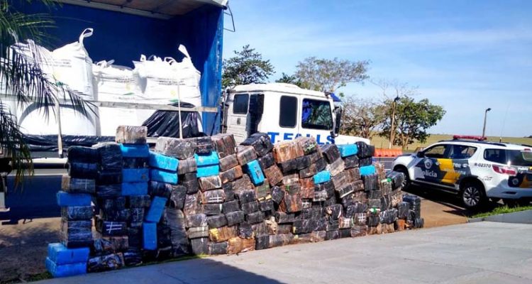 Carreta levava em meio à carga de farelo trigo um carregamento estimado em cerca de duas toneladas de maconha; destino era a capital paulista — Foto: Polícia Rodoviária/Divulgação