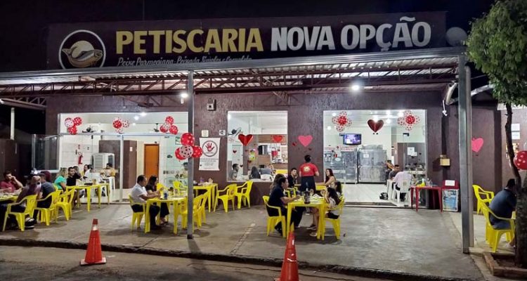 Ambiente da Petiscaria Nova Opção agradou a todos que compareceram no Dia dos Namorados. Fotos: MANOEL MESSIAS/Mil Noticias