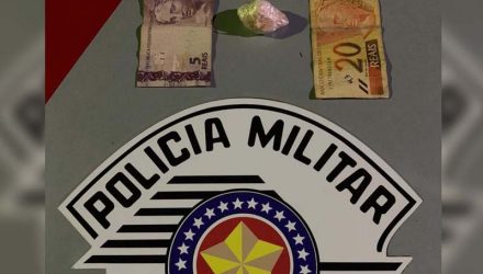 Foram apreendidos uma pedra bruta de crack, pesando 10 gramas, além de R$ 25,00 em dinheiro. Foto: DIVULGAÇÃO/PM