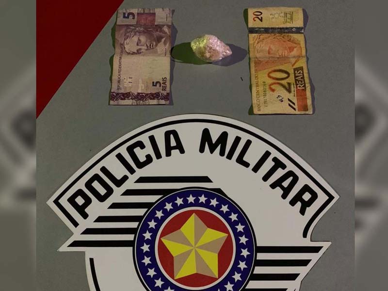 Foram apreendidos uma pedra bruta de crack, pesando 10 gramas, além de R$ 25,00 em dinheiro. Foto: DIVULGAÇÃO/PM
