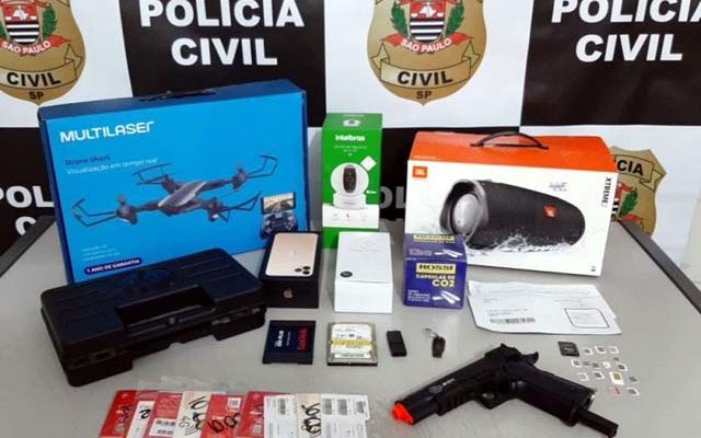 A polícia apreendeu aparelhos adquiridos com o dinheiro da fraude (Foto: Divulgação)