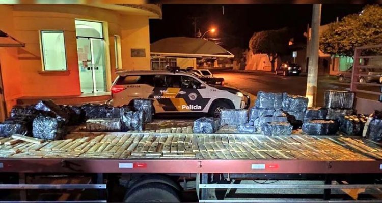 Foram presas três pessoas, apreendidos um caminhão com 761 tabletes de maconha (727 kg); 62 pacotes de Skank (34 kg) e o GM Corsa. Fotos: PMRv/Divulgação