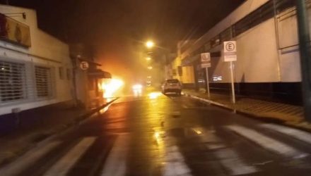 Imagem de incêndio provocado por criminosos em Botucatu — Foto: Arquivo pessoal