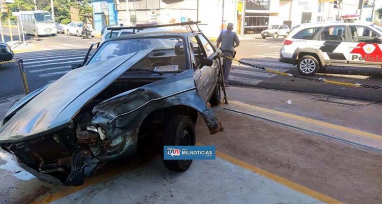 Corcel II ficou com a frente totalmente destruída, inclusive com deslocamento do motor. Foto: MANOEL MESSIAS/Agência