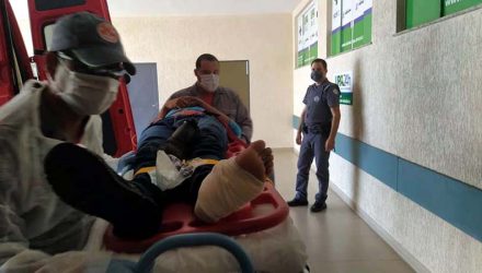 Rapaz sofreu escoriações pelo corpo e um ferimento mais grave no tornozelo esquerdo. Foto: MANOEL MESSIAS/Agência