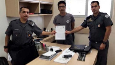 Da dir. p/ esq., o Subten. PM De Souza, Resp. pelo Comando de Castilho; Major PM Akira, Comandante Int. do 28º BPM/I; e, Capitão PM Valdomiro, Comandante da 1ª Cia. Foto: DIVULGAÇÃO/PM