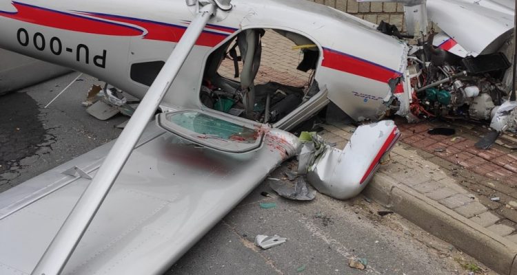 Acidente com avião ocorreu na manhã deste sábado em Guabiruba — Foto: Corpo de Bombeiros/ Divulgação