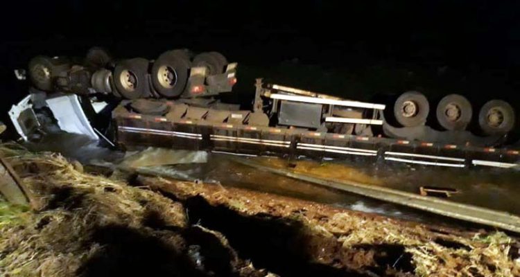 Caminhão caiu no rio Paraná, em MS — Foto: Corpo de Bombeiros/Divulgação