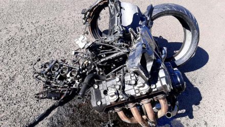 Motor da moto se separou da estrutura do veículo com a força da batida — Foto: Acontece Botucatu/Divulgação