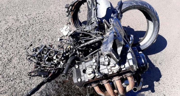 Motor da moto se separou da estrutura do veículo com a força da batida — Foto: Acontece Botucatu/Divulgação