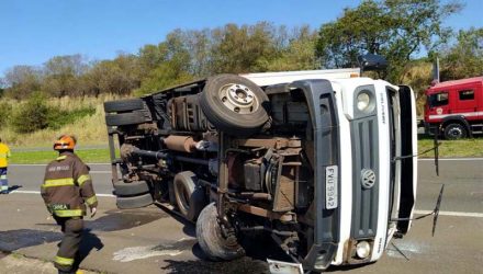 Motorista passou mal, tombou caminhão e ainda teve pescoço atingido por peça do caminhão. Fotos: DIVULGAÇÃO