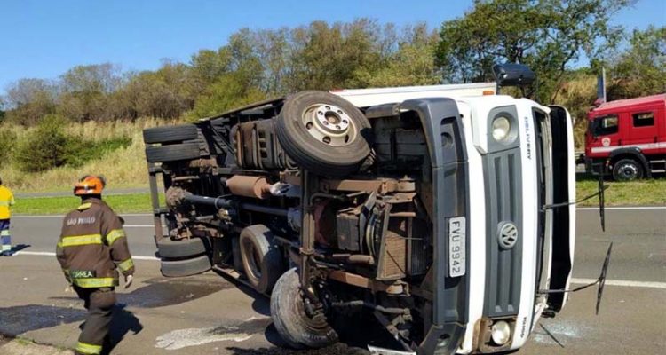 Motorista passou mal, tombou caminhão e ainda teve pescoço atingido por peça do caminhão. Fotos: DIVULGAÇÃO