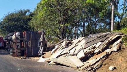 Carreta carregada com móveis tomba em Presidente Prudente — Foto: Polícia Rodoviária