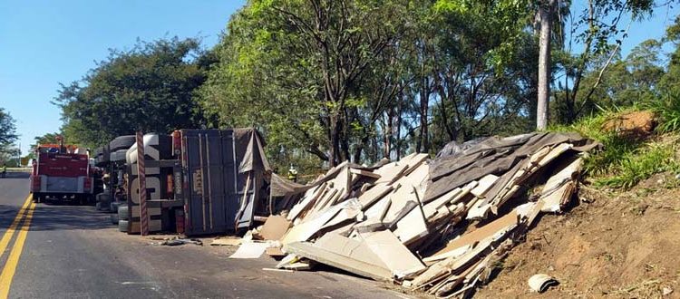 Carreta carregada com móveis tomba em Presidente Prudente — Foto: Polícia Rodoviária