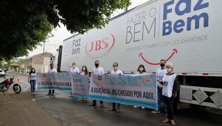 “Fazer o Bem Faz Bem – Alimentando o Mundo com Solidariedade” fez doações de cestas básicas e equipamentos de proteção individual. Foto: Secom/Prefeitura