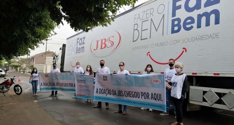 “Fazer o Bem Faz Bem – Alimentando o Mundo com Solidariedade” fez doações de cestas básicas e equipamentos de proteção individual. Foto: Secom/Prefeitura