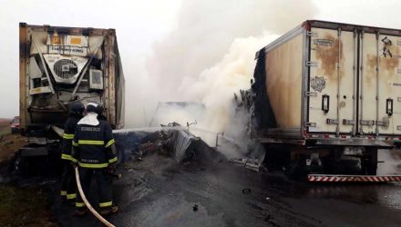 Acidente envolveu três carretas na manhã desta quinta-feira (9), na MS-306, em Chapadão do Sul — Foto: O Correio News