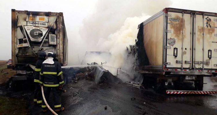Acidente envolveu três carretas na manhã desta quinta-feira (9), na MS-306, em Chapadão do Sul — Foto: O Correio News