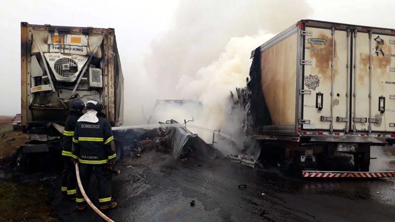 Acidente envolveu três carretas na manhã desta quinta-feira (9), na MS-306, em Chapadão do Sul — Foto: O Correio News