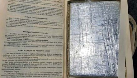Um dos tabletes de cocaína foi encontrado dentro de uma bíblia escrita em espanhol, que estava em poder da acusada. Foto: Polícia Rodoviária