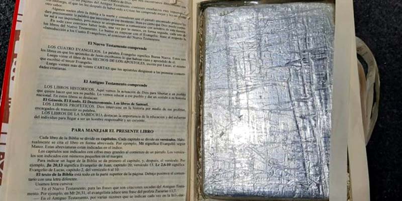 Um dos tabletes de cocaína foi encontrado dentro de uma bíblia escrita em espanhol, que estava em poder da acusada. Foto: Polícia Rodoviária