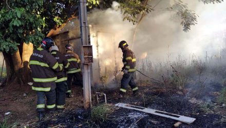 Incêndio destruiu todo interior de trailer que no momento não estava sendo utilizado devido a pandemia do coronavirus. Fotos: MANOEL MESSIAS/Agência