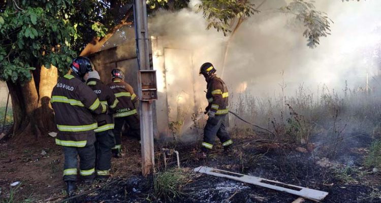 Incêndio destruiu todo interior de trailer que no momento não estava sendo utilizado devido a pandemia do coronavirus. Fotos: MANOEL MESSIAS/Agência