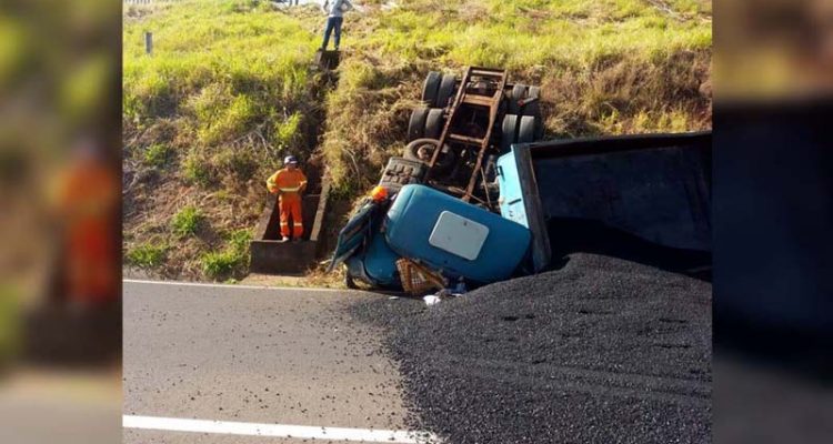 Acidente foi na alça de acesso da SP-425 para a SP-284 — Foto: Amadeu Figueiredo/Cedida