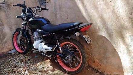 Motocicleta furtada foi localizada dentro de uma casa abandonada no jardim Europa. Foto: MANOEL MESSIAS/Agência