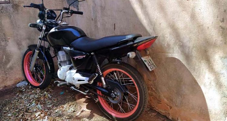 Motocicleta furtada foi localizada dentro de uma casa abandonada no jardim Europa. Foto: MANOEL MESSIAS/Agência