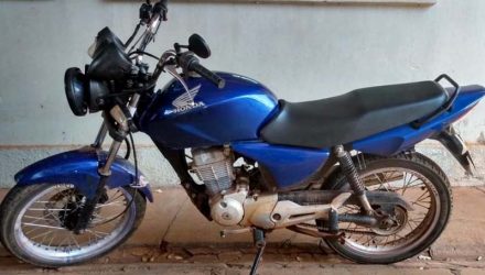 Motocicleta furtada na cidade de Guaraçaí foi localizada no Jardim Europa, em Andradina. Fotos: DIVULGAÇÃO/PM