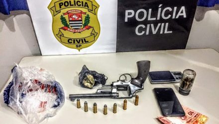 Arma, dinheiro e munições apreendidos pela polícia em Araçatuba — Foto: Divulgação