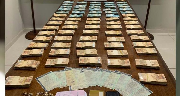 Mais de R$ 500 mil em dinheiro foram apreendidos na segunda-feira (13) — Foto: Polícia Civil