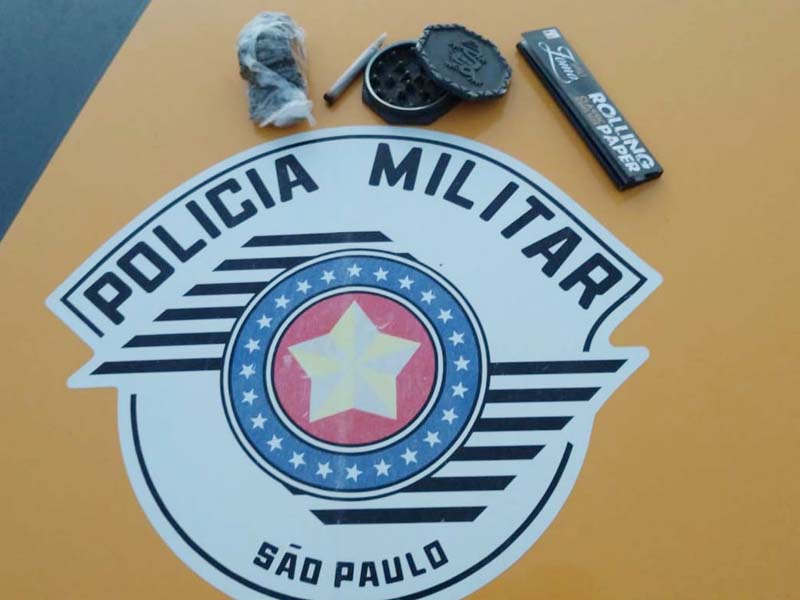 Foram apreendidos com o casal 24 pacotes de skank, a super maconha, que pesaram aproximadamente 7,1 kg. Foto: Polícia Rodoviária
