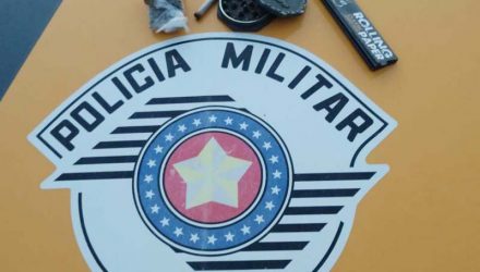 Foram apreendidos 28 gramas de maconha e um cigarro da mesma droga, além de um dischavador, usado para desfiar a droga. FOTO: DIVULGAÇÃO/PMRv