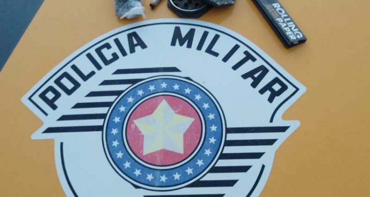 Foram apreendidos 28 gramas de maconha e um cigarro da mesma droga, além de um dischavador, usado para desfiar a droga. FOTO: DIVULGAÇÃO/PMRv