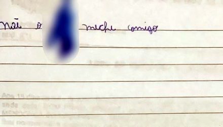 Menina deixou bilhete para a mãe falando que o padrasto "mexia" com ela — Foto: G1 Santos