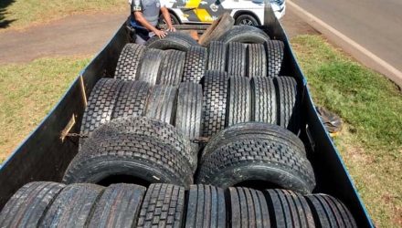 Foram apreendidos 30 pneus de origem estrangeira, além do caminhão utilizado para o transporte da carga. Fotos: POLÍCIA RODOVIÁRIA/Divulgação