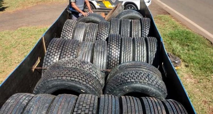Foram apreendidos 30 pneus de origem estrangeira, além do caminhão utilizado para o transporte da carga. Fotos: POLÍCIA RODOVIÁRIA/Divulgação