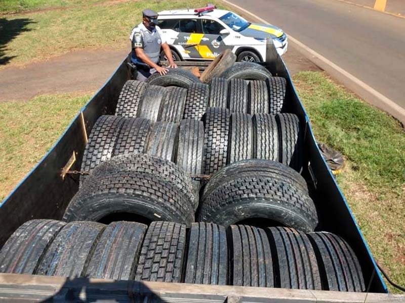 Foram apreendidos 30 pneus de origem estrangeira, além do caminhão utilizado para o transporte da carga. Fotos: POLÍCIA RODOVIÁRIA/Divulgação