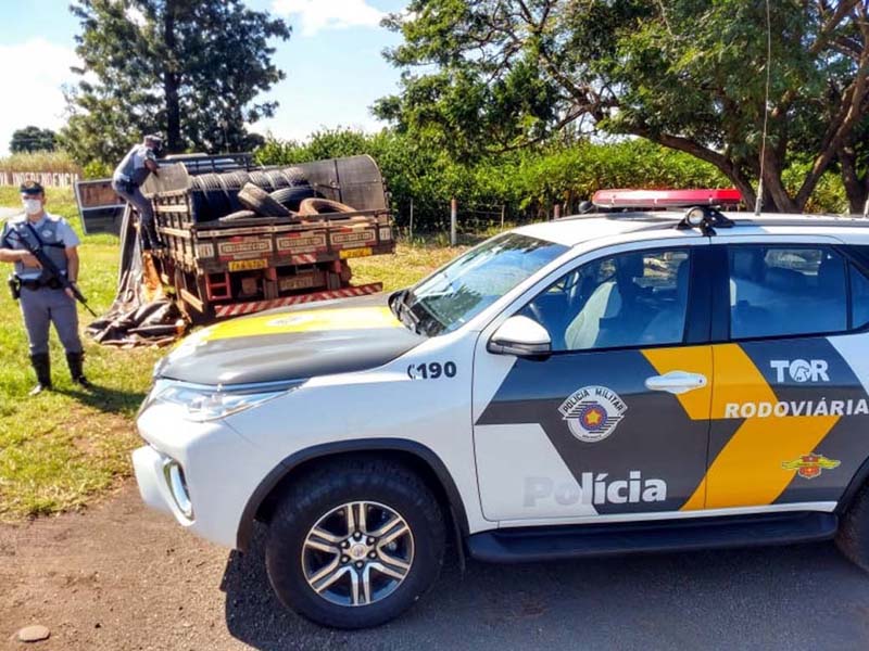 Foram apreendidos 30 pneus de origem estrangeira, além do caminhão utilizado para o transporte da carga. Fotos: POLÍCIA RODOVIÁRIA/Divulgação